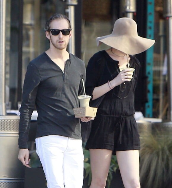 Anne Hathaway et son mari Adam Shulman vont déjeuner à Los Angeles, le 28 janvier 2013.