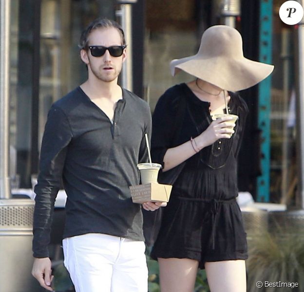 Anne Hathaway et son mari Adam Shulman vont déjeuner à Los Angeles, le 28 janvier 2013.