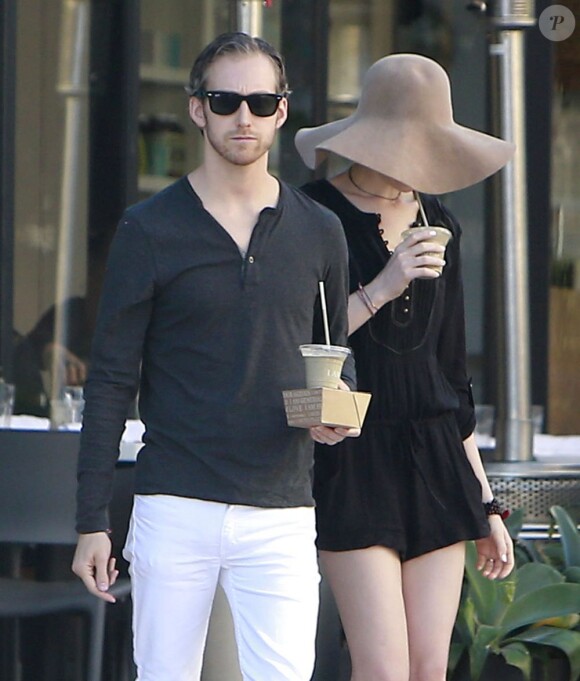 Anne Hathaway et son mari Adam Shulman de sortie à Los Angeles, le 28 janvier 2013.