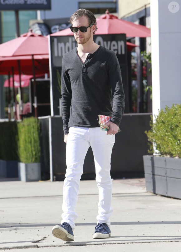 Adam Shulman, le mari d'Anne Hathaway, dans les rues de Los Angeles, le 28 janvier 2013.