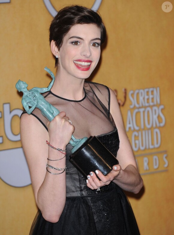 Anne Hathaway après sa victoire aux SAG Awards, le 27 janvier 2013 à Los Angeles.