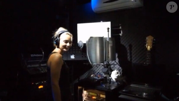 Priscilla en studio dans le clip de Hold on I'm coming en janvier 2013