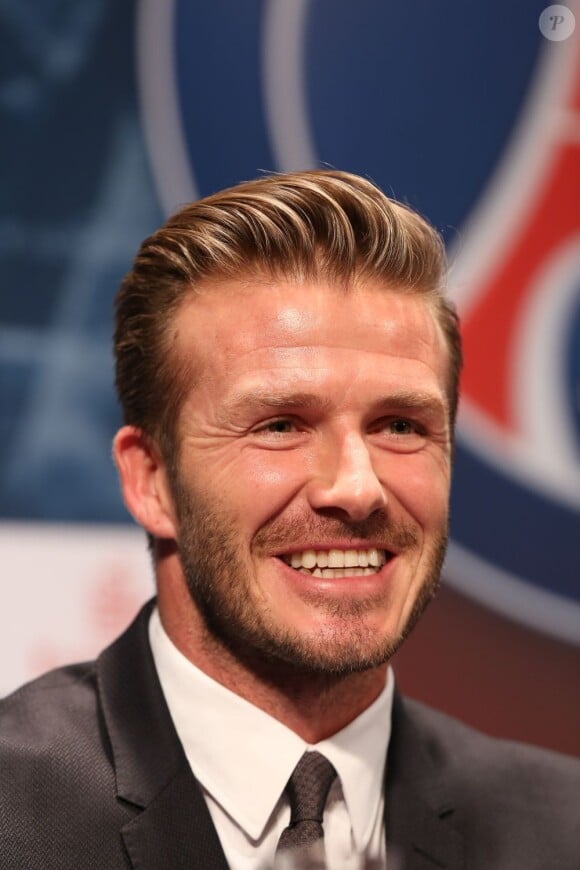 David Beckham, tout en séduction lors de sa conférence de presse organisée en compagnie du président du PSG Nasser El-Khaleïfi et du directeur sportif Leonardo au Parc des Princes le 31 janvier 2013