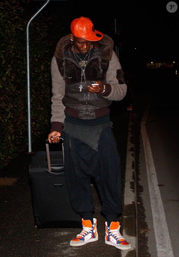 Mario Balotelli rejoint la maison familiale à Brescia, le 31 janvier 2013