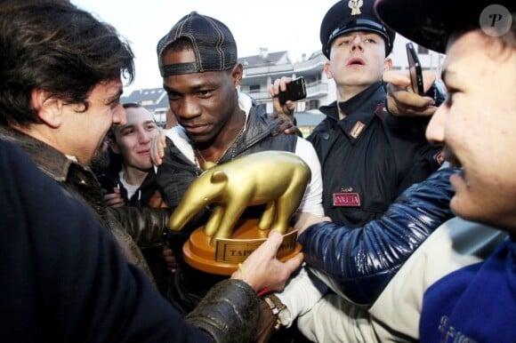 Mario Balotelli lors de son arrivée à Milan, le 30 janvier 2013 avec le Tapir d'or