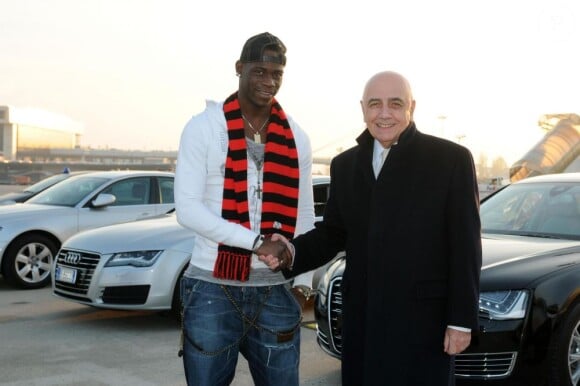 Mario Balotelli et Adriano Galliani, administrateur du Milan AC à Milan le 30 janvier 2013