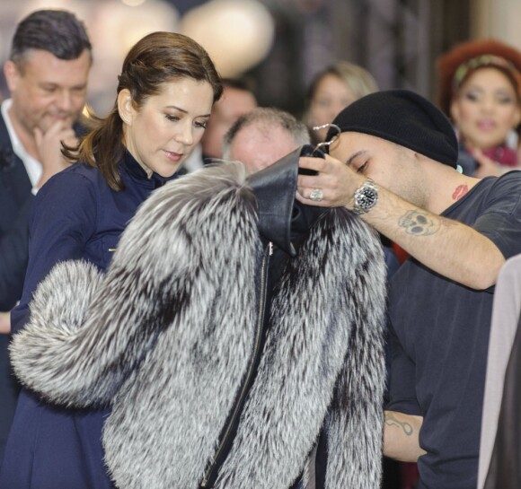 Vraie ou fausse fourrure ? Attention... La princesse Mary de Danemark ne manque jamais de prendre en main les nouvelles tendances lors de ses passages au Salon international de la Mode de Copenhague (CIFF), dont elle est la marraine, comme ici le 1er février 2013.