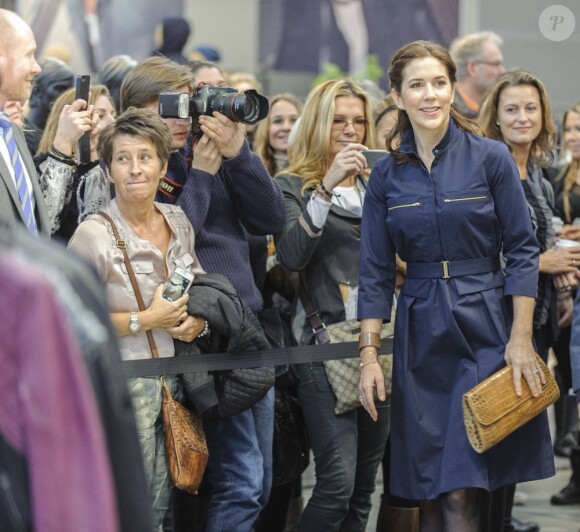 La princesse Mary de Danemark en bleu de travail au Salon international de la Mode de Copenhague (CIFF), dont elle est la marraine, le 1er février 2013.