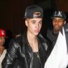 Justin Bieber quitte le restaurant Crustacean à Beverly Hills, avec le rappeur Tyga, le 2 février 2013.
