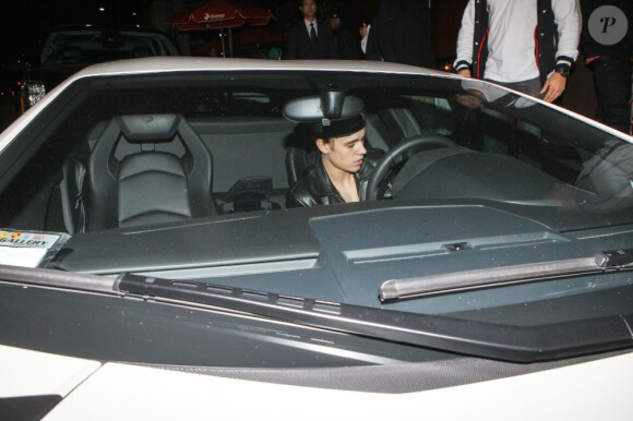 Justin Bieber quitte le restaurant Crustacean à Beverly Hills, le 2 février 2013.