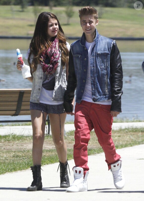 Justin Bieber et Selena Gomez se promènent à Van Nuys, le 30 juin 2012.