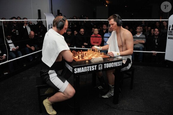 Premier match en France de chessboxing entre Frank Stoldt et Leonid Chernobaev à la maison Artcurial à Paris le 1er février 2013