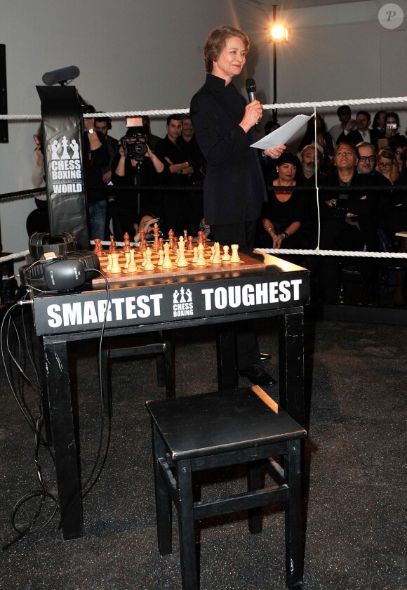 Charlotte Rampling lors du premier match en France de chessboxing entre Frank Stoldt et Leonid Chernobaev à la maison Artcurial à Paris le 1er février 2013