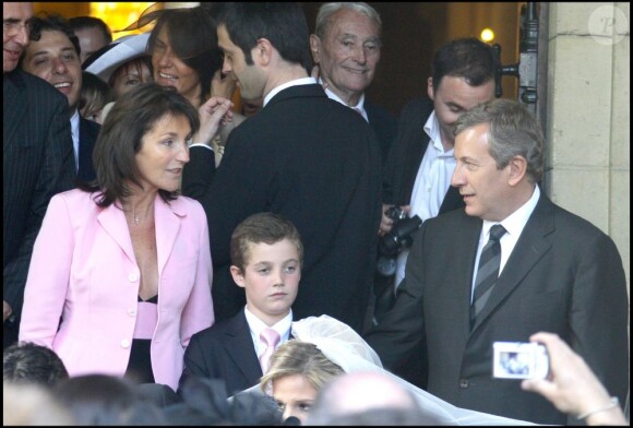 Cécilia Attias et son fils Louis au mariage de Jeanne-Marie Martin et Rallon Gurvan à Neuilly-sur-Seine le 10 mai 2008.