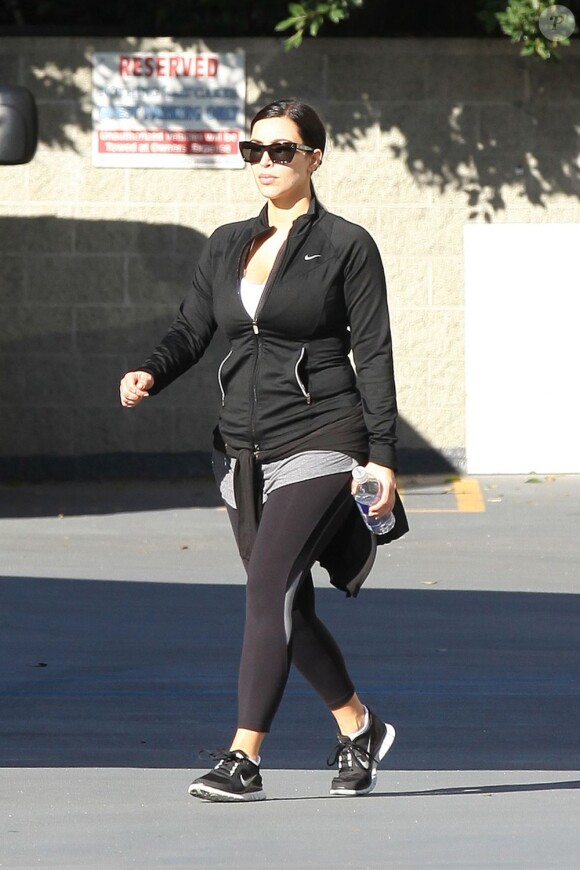 Kim Kardashian, enceinte de Kanye West, est allée à un cours de gym tôt dans la matinée du 4 février 2013 à Los Angeles. Elle portait la même tenue que la veille ce qui n'est pas dans son habitude.