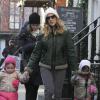 Sarah Jessica Parker affronte le froid dans un bombardier Gerard Darel pour déposer ses filles Marion et Tabitha à l'école. New York, le 4 février 2013.