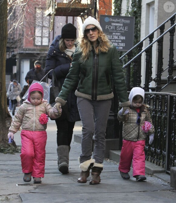 Sarah Jessica Parker affronte le froid dans un bombardier Gerard Darel pour déposer ses filles Marion et Tabitha à l'école. New York, le 4 février 2013.