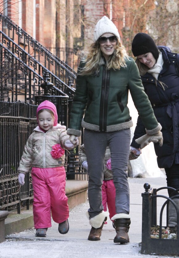 Sarah Jessica Parker, très souriante, dépose ses filles Marion et Tabitha à l'école, à New York, le 4 février 2013.