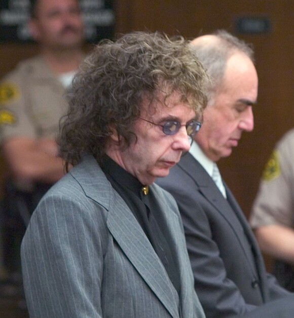 Phil Spector lors des premières auditions de son futur procès, ici au côté de son avocat Robert Shapiro, le 17 février 2004.
