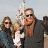 Kevin Costner est au côté de sa femme Christine Baumgartner et leurs trois enfants Cayden, Hayes et Grace à Disneyland Paris, Marne-La-Vallée, le dimanche 3 février 2013.