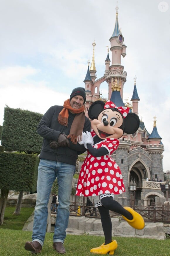 Kevin Costner pose avec Minnie devant le Château de La Belle au Bois Dormant à Disneyland, près de Paris, le dimanche 3 février 2013.