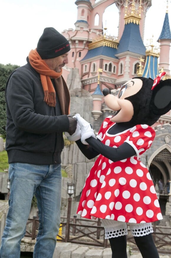 Kevin Costner salue Minnie à Disneyland, près de Paris, le dimanche 3 février 2013.