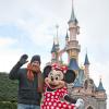Kevin Costner pose avec la compagne de Mickey devant le fameux château star de Disneyland, près de Paris, le dimanche 3 février 2013.