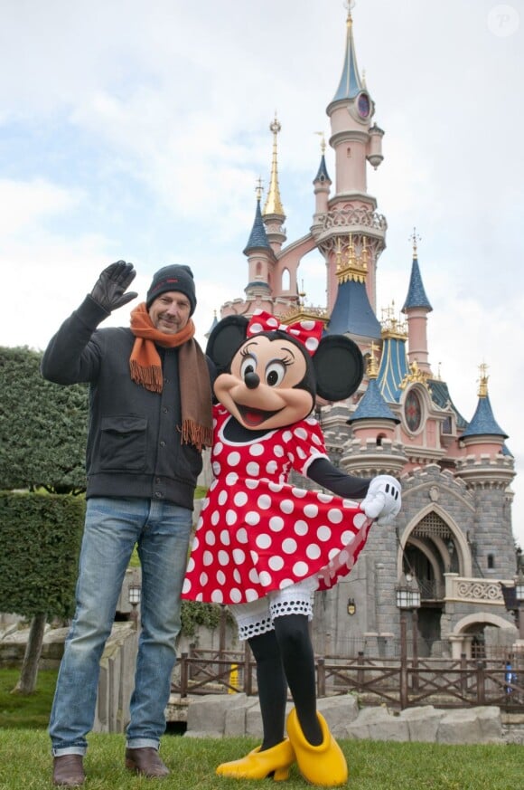 Kevin Costner pose avec la compagne de Mickey devant le fameux château star de Disneyland, près de Paris, le dimanche 3 février 2013.