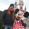 Kevin Costner troque sa femme le temps d'une photo avec Minnie à Disneyland, près de Paris, le dimanche 3 février 2013.