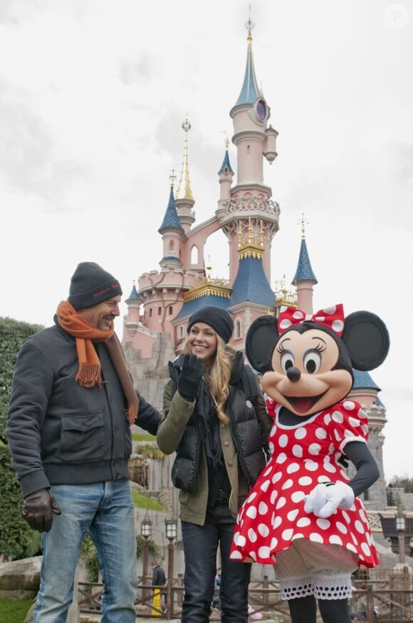 Kevin Costner et sa délicieuse femme Christine Baumgartner au côté de Minnie à Disneyland, près de Paris, le dimanche 3 février 2013.
