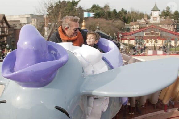 Kevin Costner avec le petit Hayes dans l'univers de Dumbo, l'éléphant volant, à Disneyland, près de Paris, le dimanche 3 février 2013.