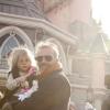 Kevin Costner et la petite dernière Grace en pleine féerie à Disneyland, près de Paris, le dimanche 3 février 2013.