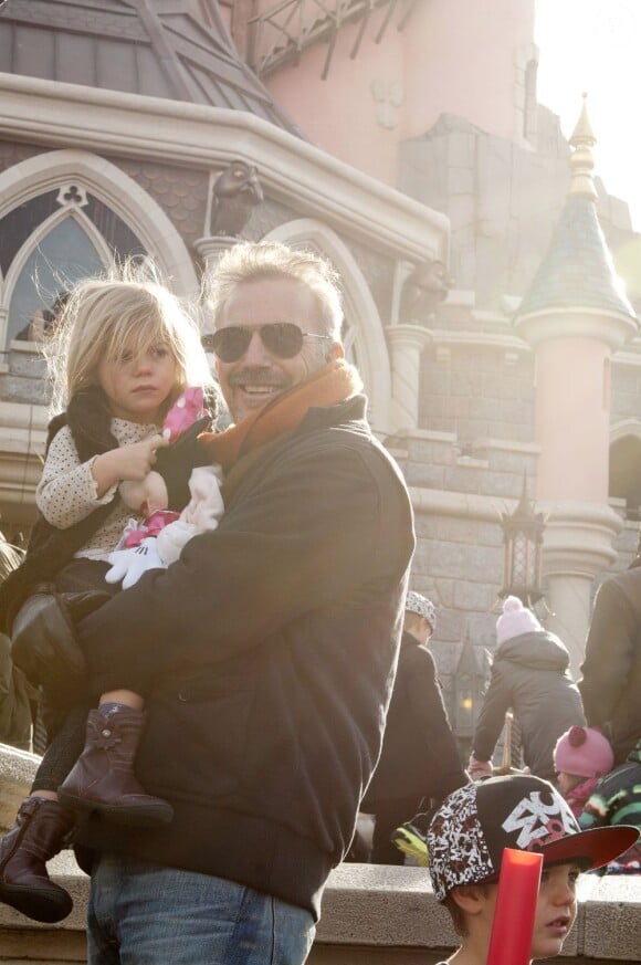 Kevin Costner et la petite dernière Grace en pleine féerie à Disneyland, près de Paris, le dimanche 3 février 2013.
