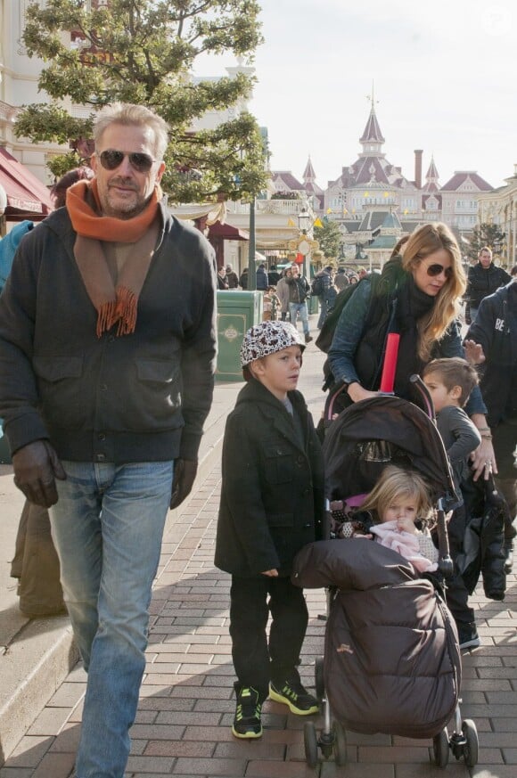 Kevin Costner et sa femme Christine Baumgartner profitent du parc d'attraction français avec leurs enfants Cayden, Hayes et Grace à Disneyland, près de Paris, le dimanche 3 février 2013.