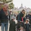 Kevin Costner, Christine Baumgartner et leurs trois enfants Cayden, Hayes et Grace en balade sur Main Street à Disneyland, près de Paris, le dimanche 3 février 2013.