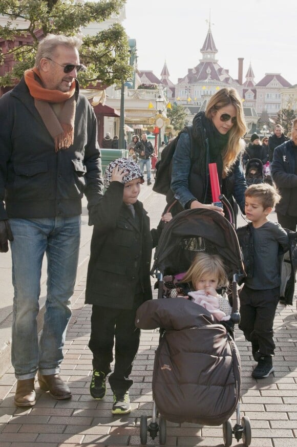 Kevin Costner, Christine Baumgartner et leurs trois enfants Cayden, Hayes et Grace en balade sur Main Street à Disneyland, près de Paris, le dimanche 3 février 2013.