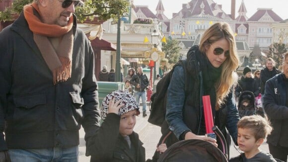 Kevin Costner: Papa comblé et amoureux, il s'amuse avec ses enfants à Disneyland