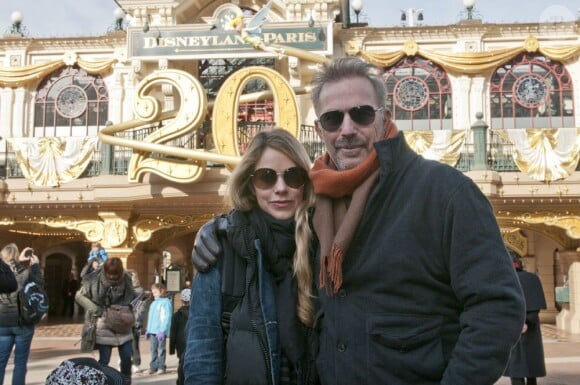 Kevin Costner pose avec sa femme Christine Baumgartner devant une entrée de Disneyland, près de Paris, le dimanche 3 février 2013.