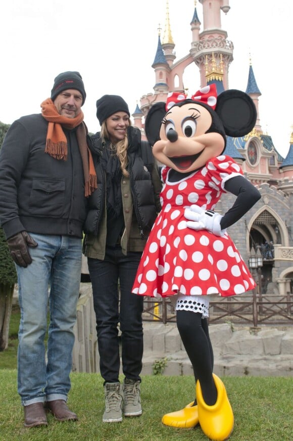 Minnie s'est invitée au côté de Kevin Costner à Disneyland, près de Paris, le dimanche 3 février 2013.