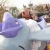 Kevin Costner profite d'un moment de complicité avec son fils Hayes à Disneyland, près de Paris, le dimanche 3 février 2013.