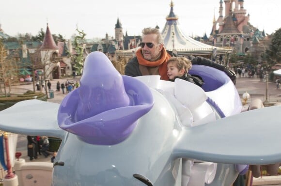 Kevin Costner au côté d'Hayes à Disneyland, près de Paris, le dimanche 3 février 2013.