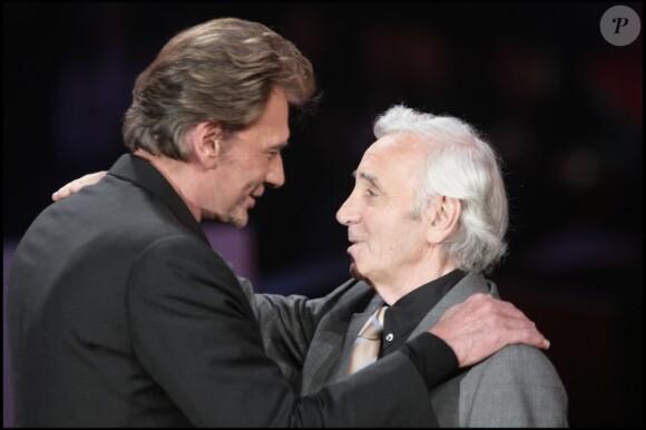Johnny Hallyday et Charles Aznavour à Paris, le 12 janvier 2005. 