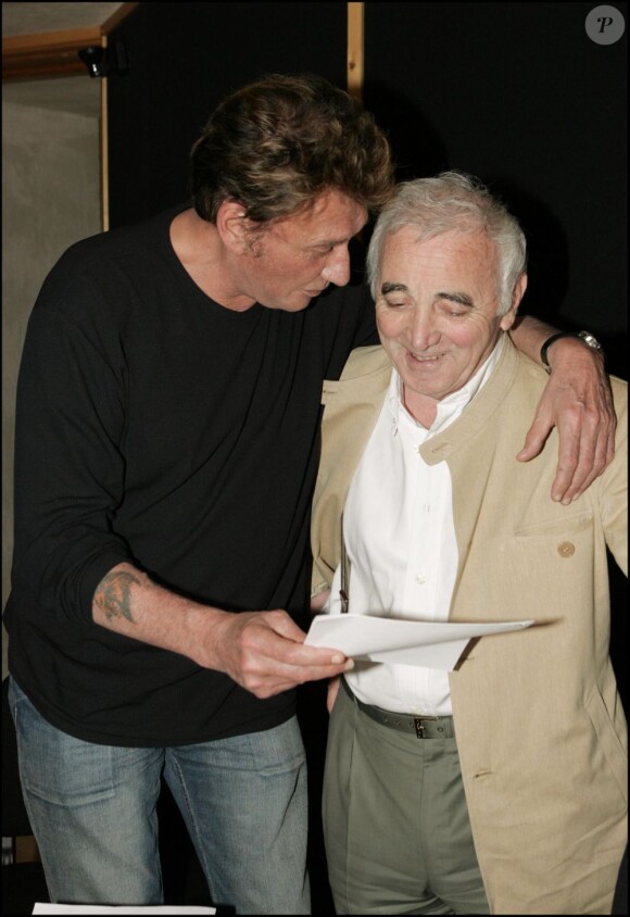 Johnny Hallyday et Charles Aznavour à Paris, le 10 juillet 2004. 