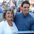 Rafael Nadal lors de son grand retour à Vina del Mar au Chili lors d'un double avec Juan Monaco, le 5 février 2013, recevant une plaque commémorative de la part du maire de la ville Virginia Reginato