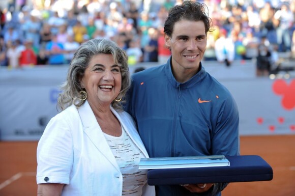 Rafael Nadal lors de son grand retour à Vina del Mar au Chili lors d'un double avec Juan Monaco, le 5 février 2013, recevant une plaque commémorative de la part du maire de la ville Virginia Reginato