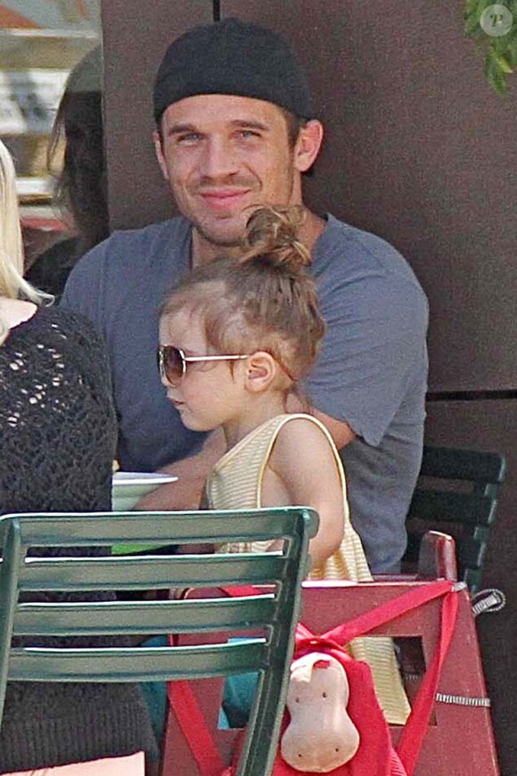 Exclusive. Cam Gigandet en famille, avec Dominique Geisendorff et leur fille Everleigh Rae à Los Angeles le 12 août 2011.