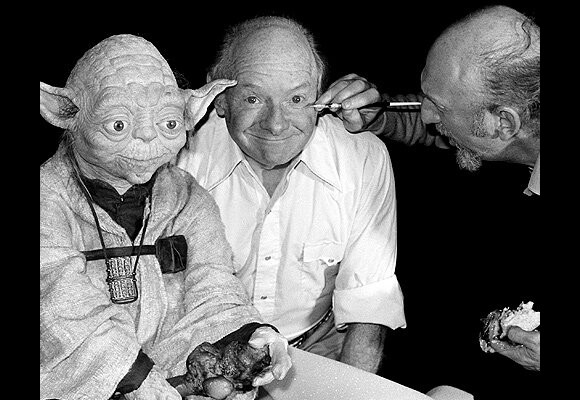 Stuart Freeborn élabore maquillage de Yoda pour les trois premiers épisodes de Star Wars.