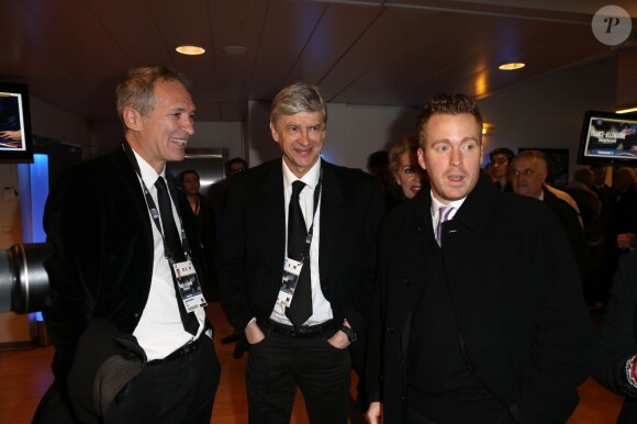Christian Jeanpierre, Arsène Wenger et Gary Roland lors de l'inauguration de la tribune de presse du Stade de France qui portera désormais le nom de Thierry Roland, le 6 février 2013