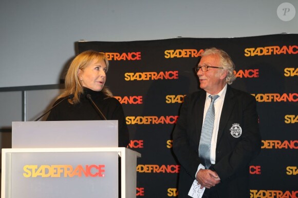 Françoise Boulain et Jacques Vendroux lors de l'inauguration de la tribune de presse du Stade de France qui portera désormais le nom de Thierry Roland, le 6 février 2013