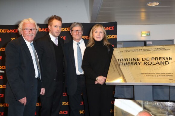 Françoise Boulain, son fils Gary Roland, Jean-Michel Larqué et Jacques Vendroux lors de l'inauguration de la tribune de presse du Stade de France qui portera désormais le nom de Thierry Roland, le 6 février 2013